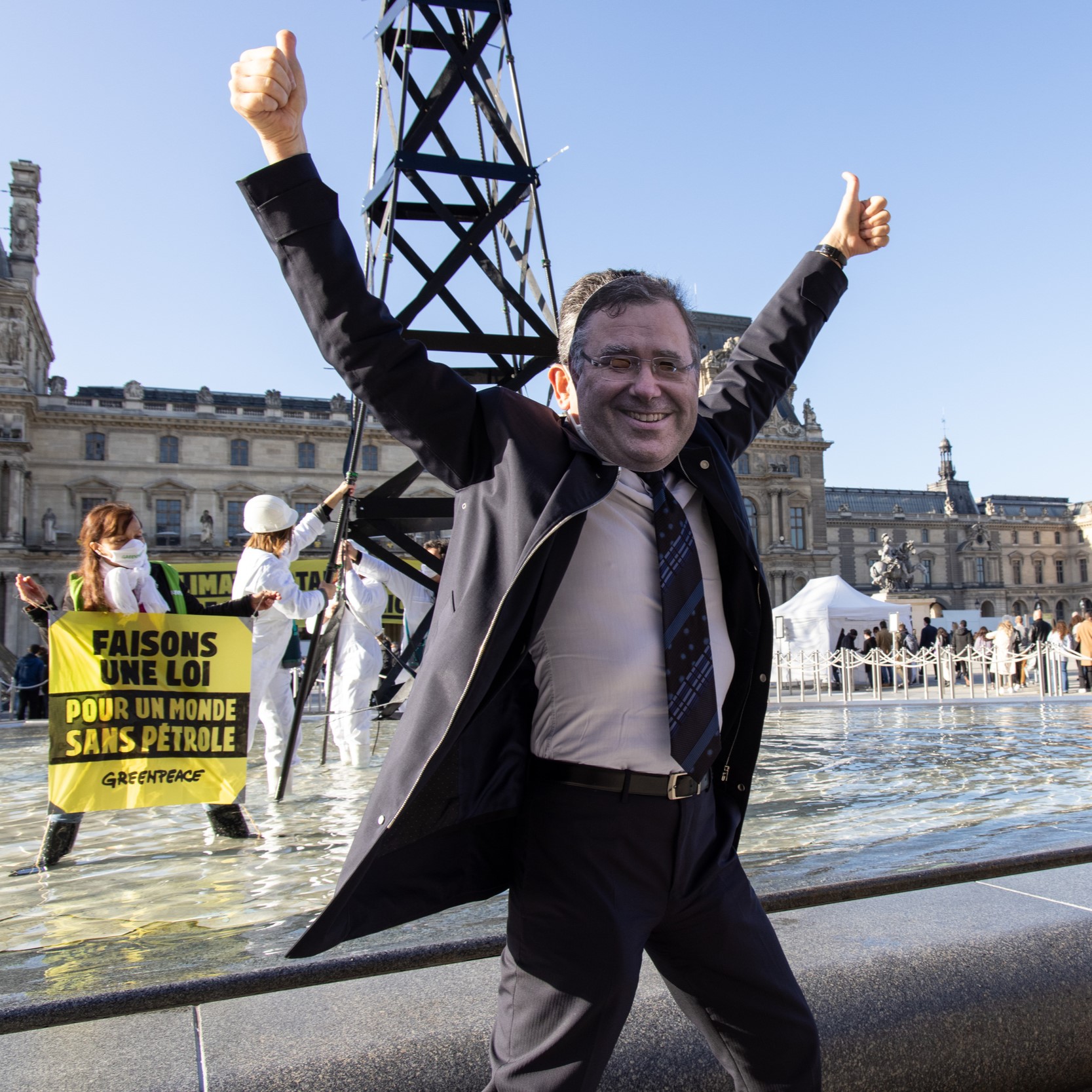 Action de Greenpeace devant le Louvre, pour un monde sans pétrole