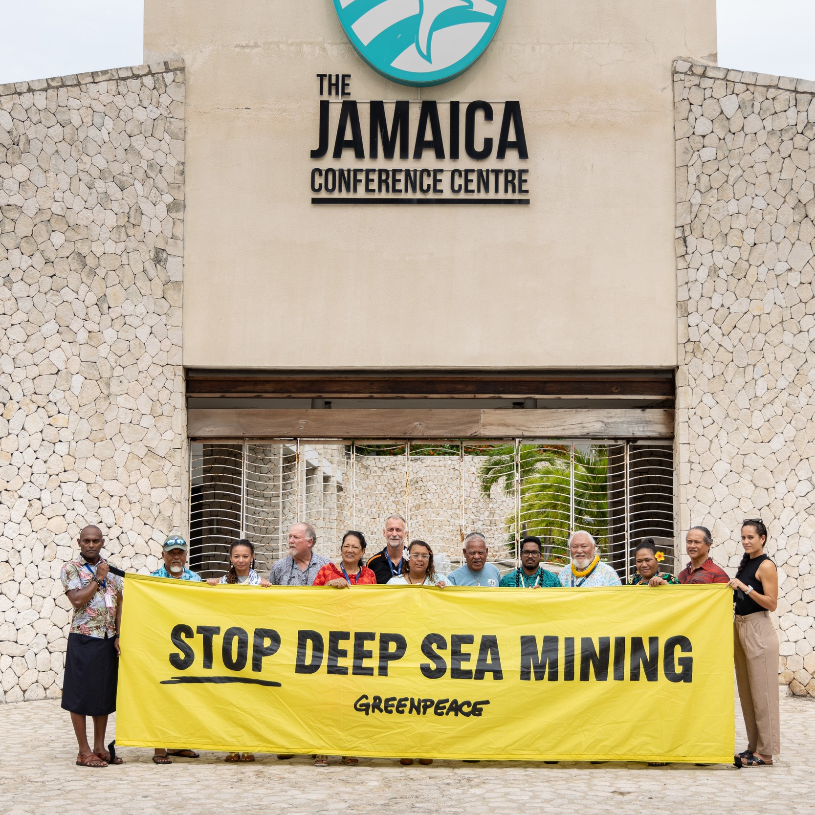 Les représentant·es des peuples autochtones devant le centre de conférence de Kingston, en Jamaïque.