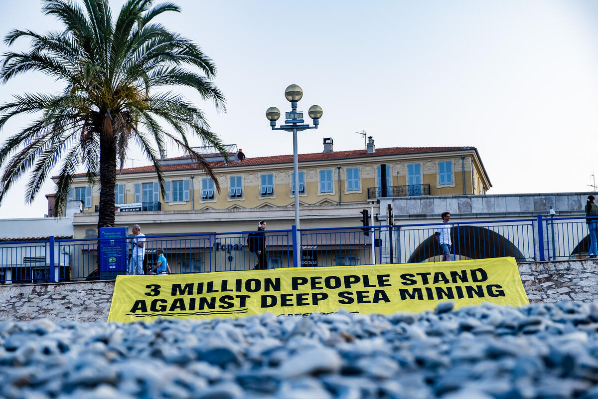 Pour l’UNOC, des militantes et militants de Greenpeace ont déployé une grande banderole portant le message « 3 millions de personnes s’opposent à l’exploitation minière en eaux profondes » à Nice, dans le cadre de la Conférence des Nations unies sur l’océan. © Pierre Larrieu / Greenpeace