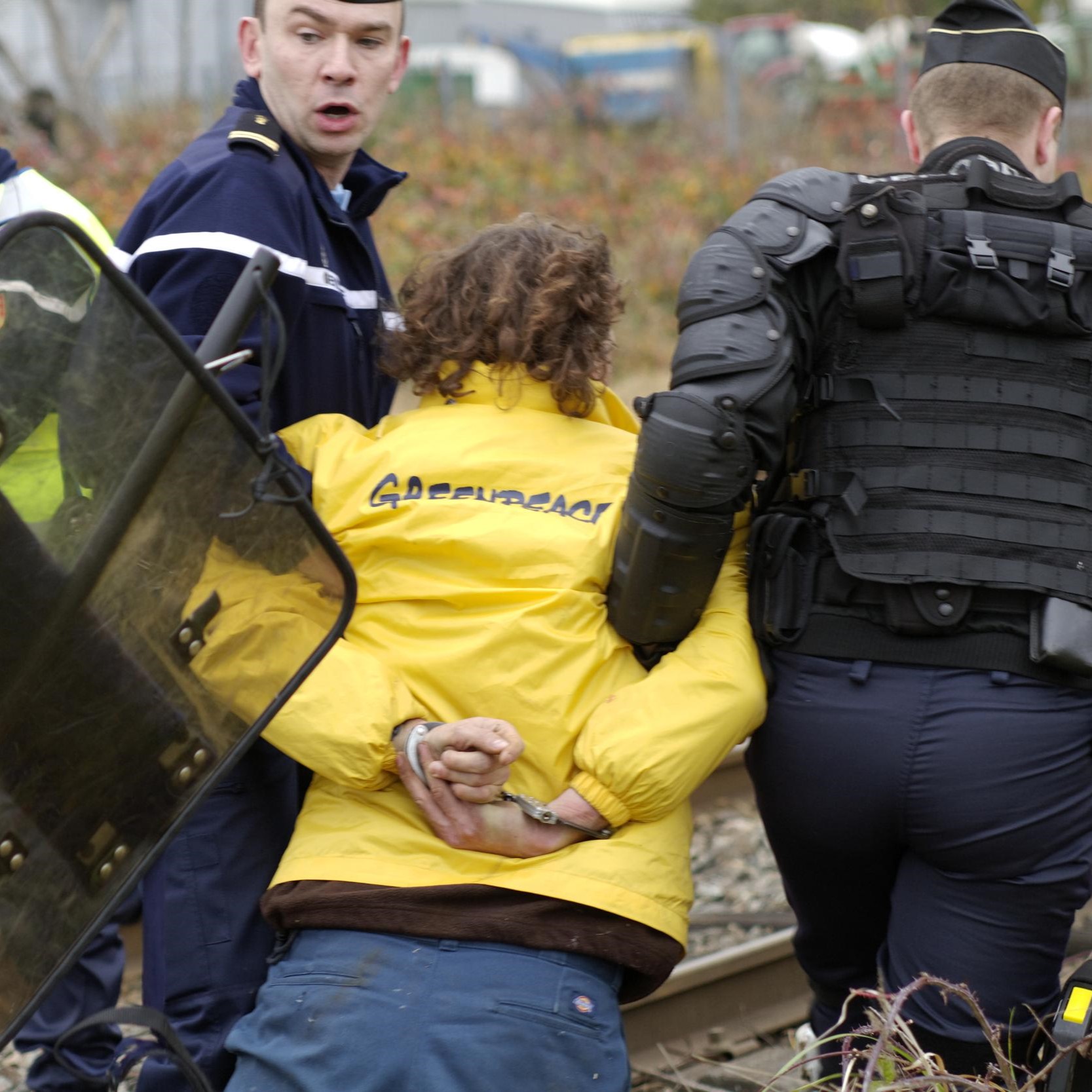 Une personne militante de chez Greenpeace se fait arrêté par la police lors d'une action non-violente
